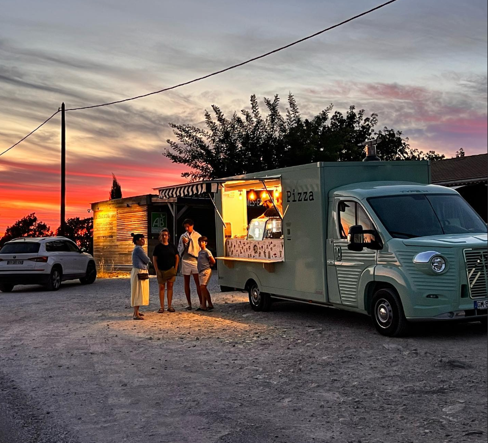 Camion Pizza Marcellino à Puyricard au coucher du soleil